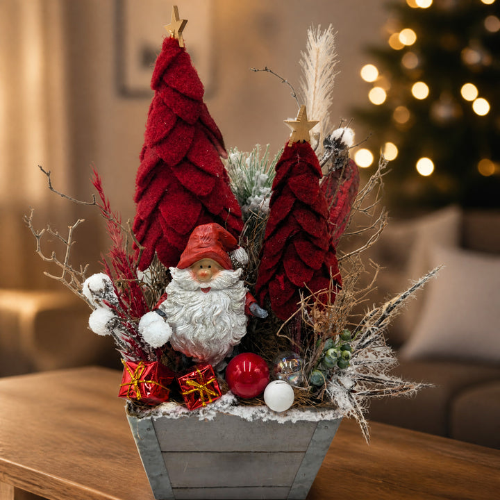 Szene Weihnachtsgesteck Weihnachtsmann Filzbäume Kugeln rot grau