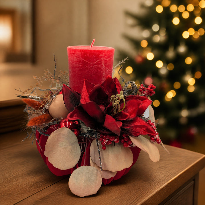 Szene Weihnachtsgesteck Amaryllis Beeren Gräser rot mit Kerze