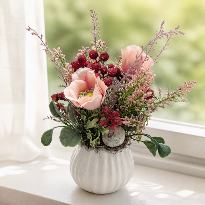 Szene Frühlingsgesteck Anemone Beeren Zweige rosa altrosa