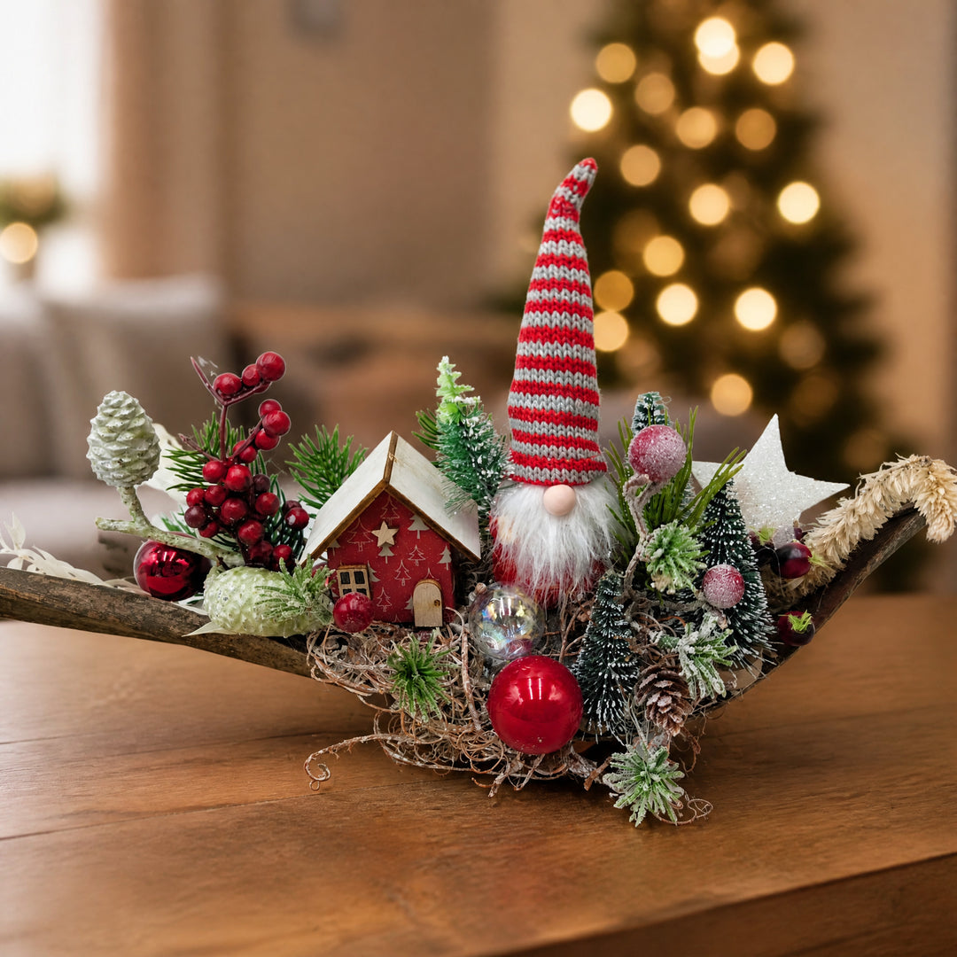 Szene Weihnachtsgesteck Wichtel Haus Bäume Beeren rot weiß