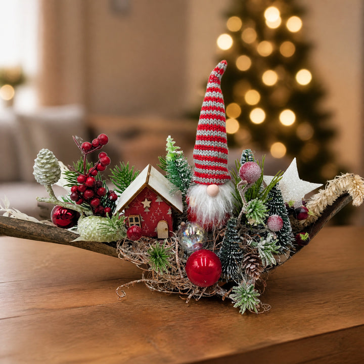 Szene Weihnachtsgesteck Wichtel Haus Bäume Beeren rot weiß