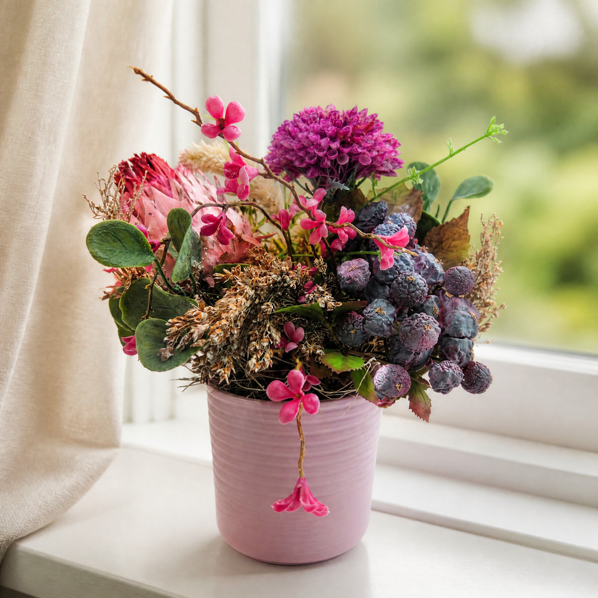 Szene Frühlingsgesteck Artischocke Beeren Gräser rosa lila