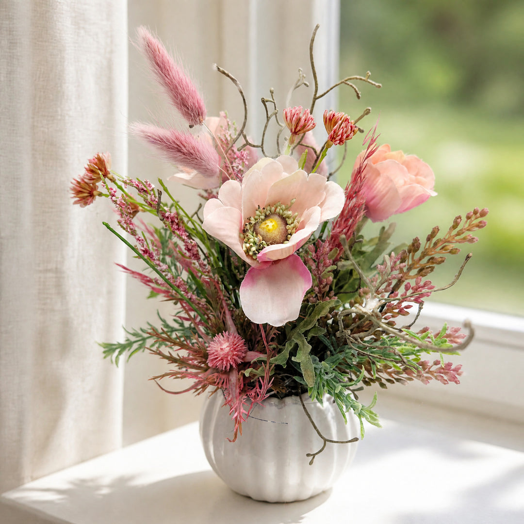 Szene Frühlingsgesteck Anemone Gräser rosa in weißer Keramikvase