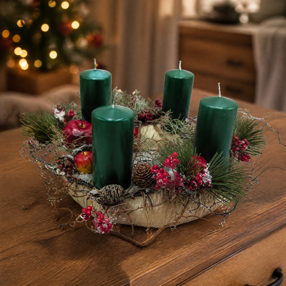 Szene Adventskranz Äpfel Zapfen Beeren klassisch rot grün