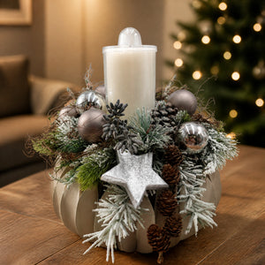 Szene Adventskranz mit Kerze Zapfen Stern Kugeln taupe silber