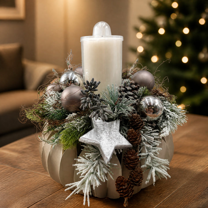 Szene Adventskranz mit Kerze Zapfen Stern Kugeln taupe silber