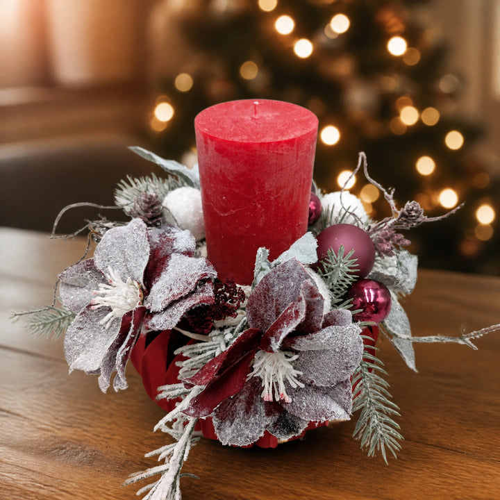 Szene Adventsgesteck Christrose Zapfen Kugeln rot lila