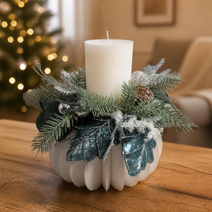 Szene Wintergesteck Kerze Tanne Zapfen weiß mint silber