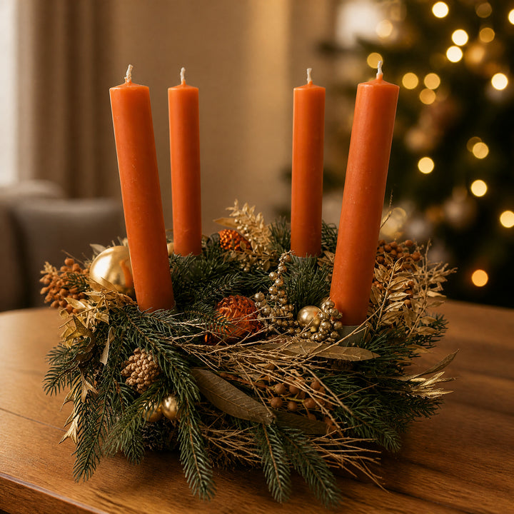 Szene Adventskranz Stabkerzen Tanne Kugeln Zapfen orange gold