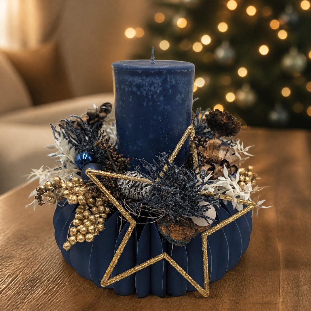 Szene Weihnachtsgesteck Stern Zapfen Beeren blau gold mit Kerze