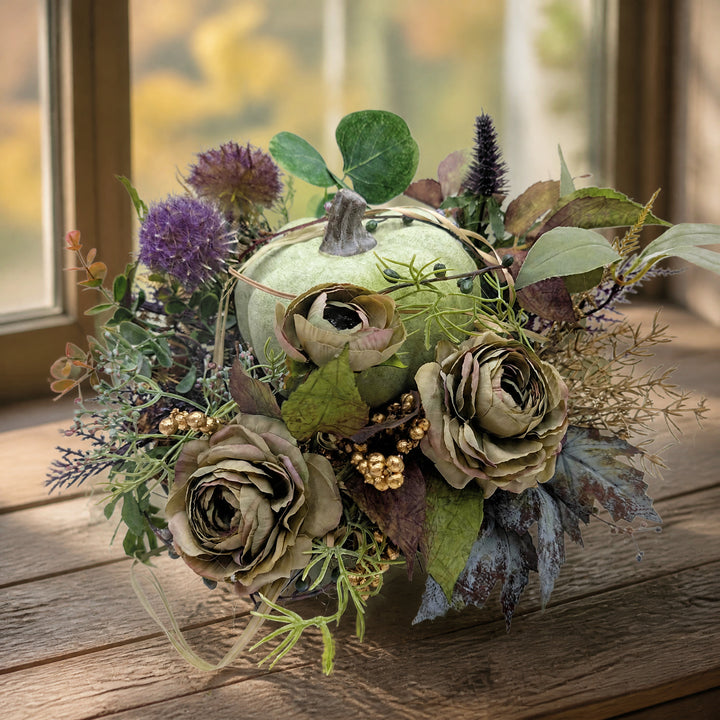 Szene Herbstgesteck Kürbis Rosen Disteln gruen lila