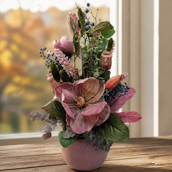 Szene Gesteck Magnolie Beeren Federn altrosa blau in Keramikvase