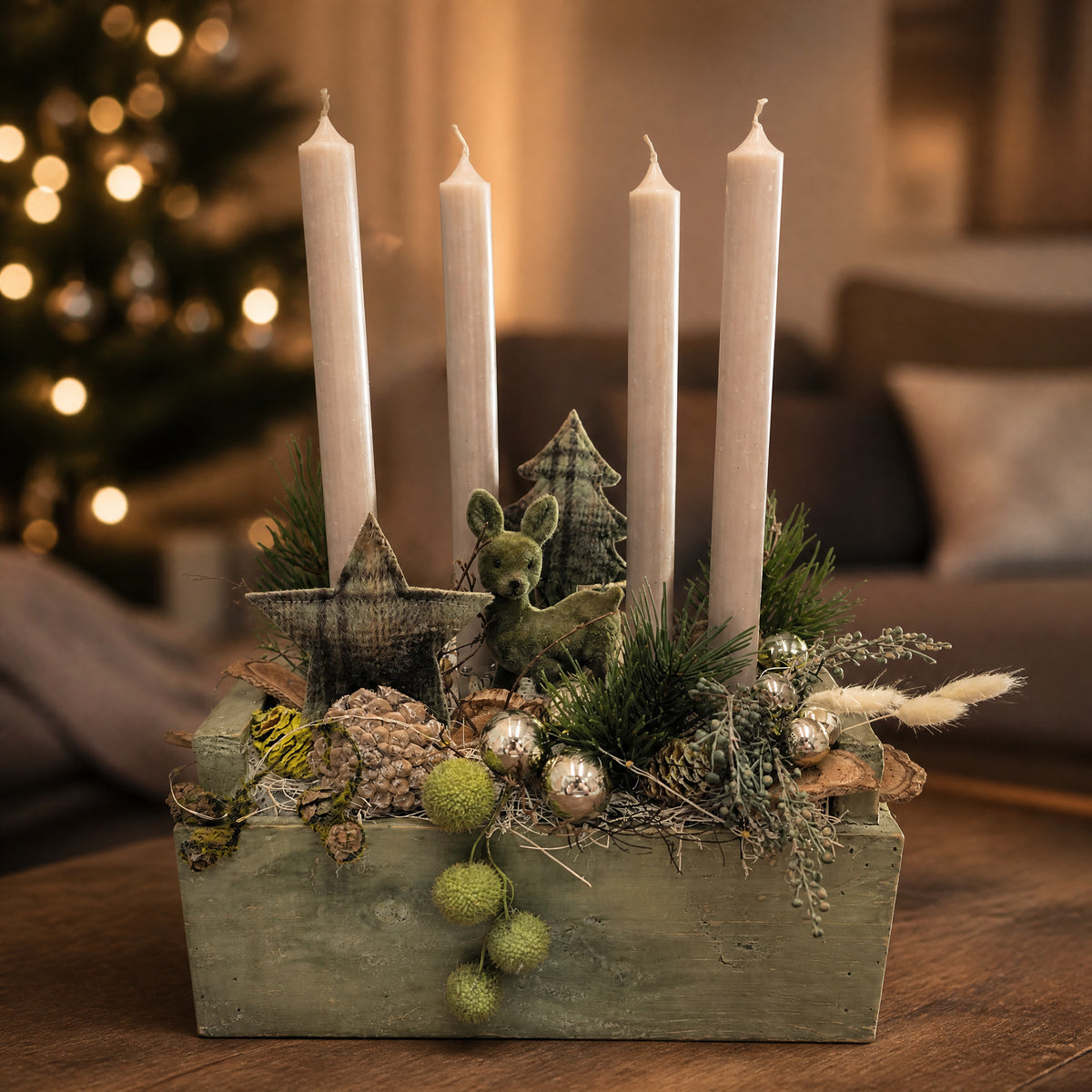 Szene Adventsgesteck Holzkasten Reh Stern Zapfen grün creme