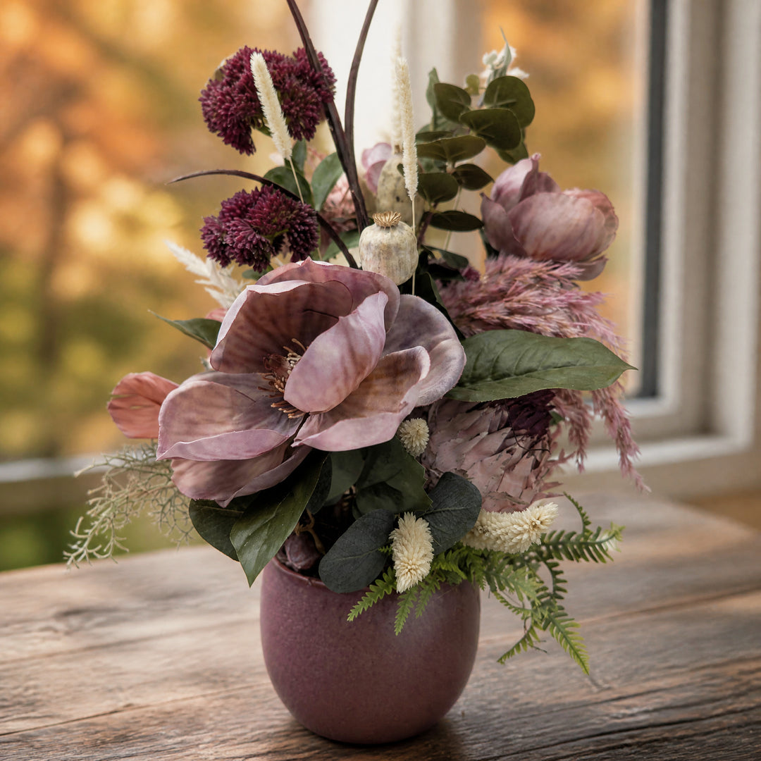 Szene Herbstgesteck Magnolie Gräser Mohnkapseln altrosa bordeaux