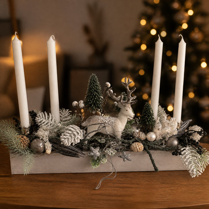 Szene Adventsgesteck Hirsch Tannenbäume Zapfen weiß grau