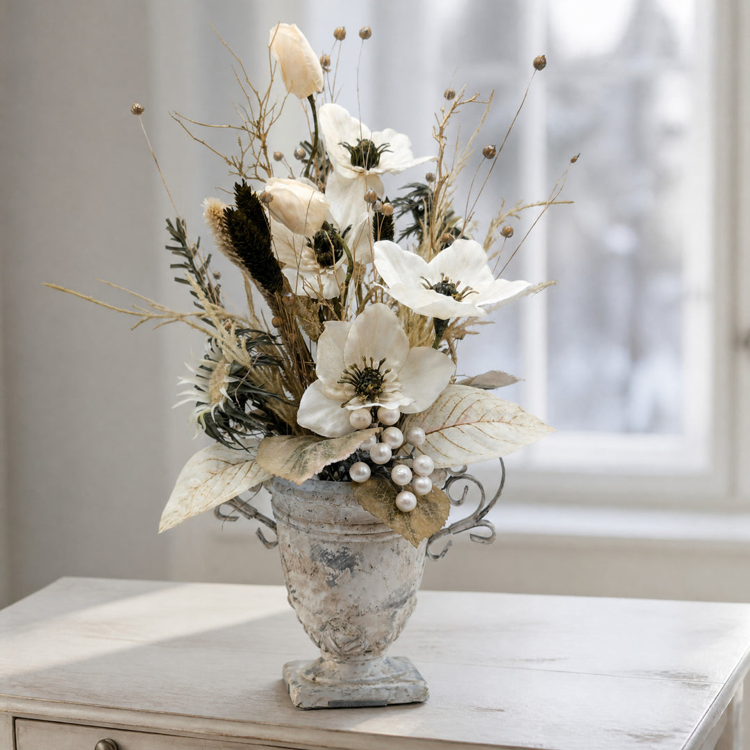 Szene Wintergesteck Christrosen Gräser Perlen creme weiß in Amphore
