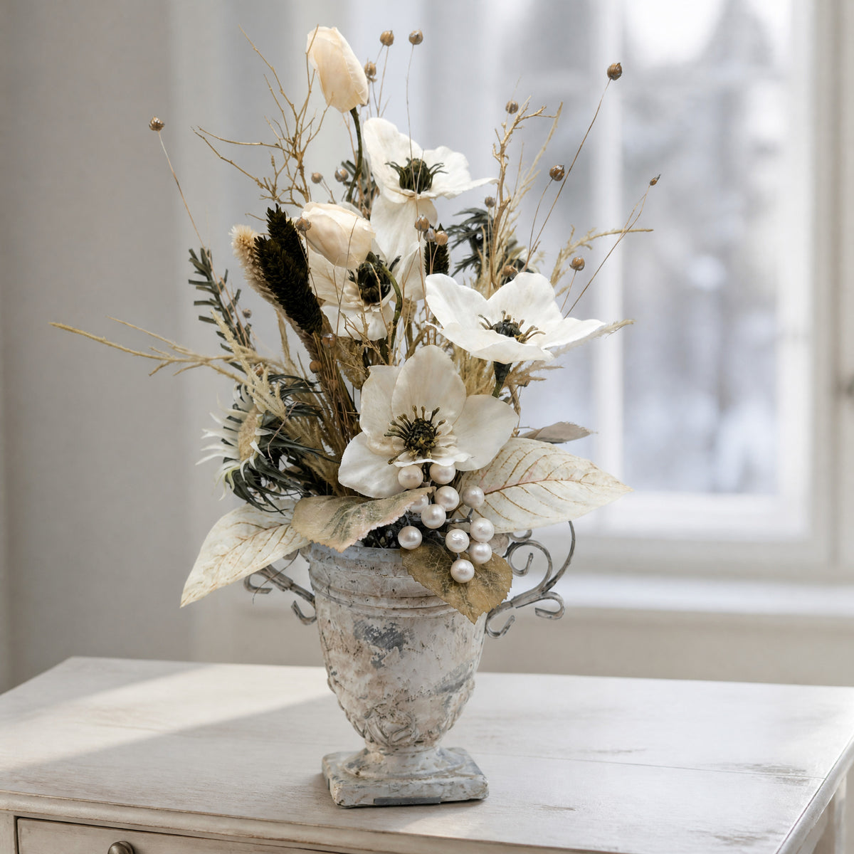 Szene Wintergesteck Christrosen Gräser Perlen creme weiß in Amphore