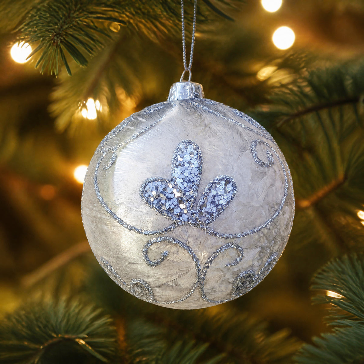 Szene Christbaumkugel Ranken Glitzer silber weiß Ø 8 cm