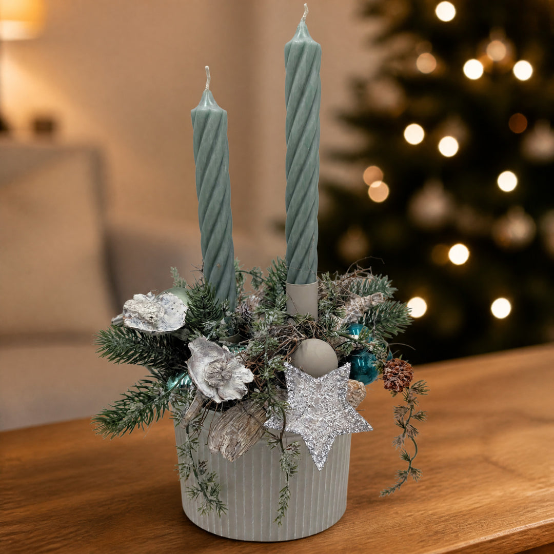 Szene Weihnachtsgesteck Kerzen Tannenzweige Stern salbei mint