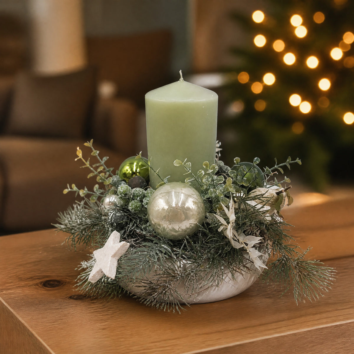 Szene Adventsgesteck Kerze Kugeln Sterne mint creme