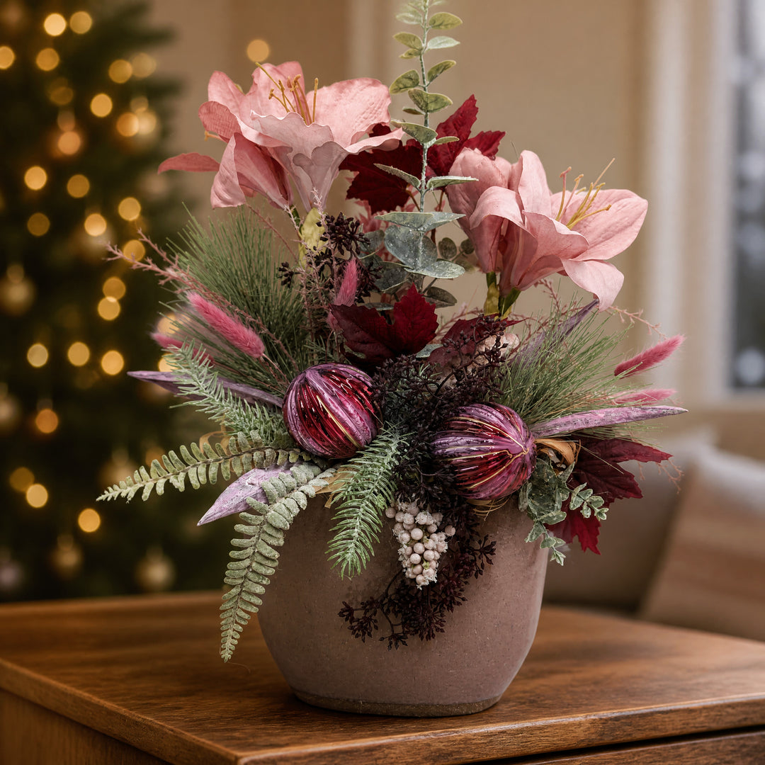 Szene Wintergesteck Amaryllis Gräser Weihnachtskugeln rosa bordeaux