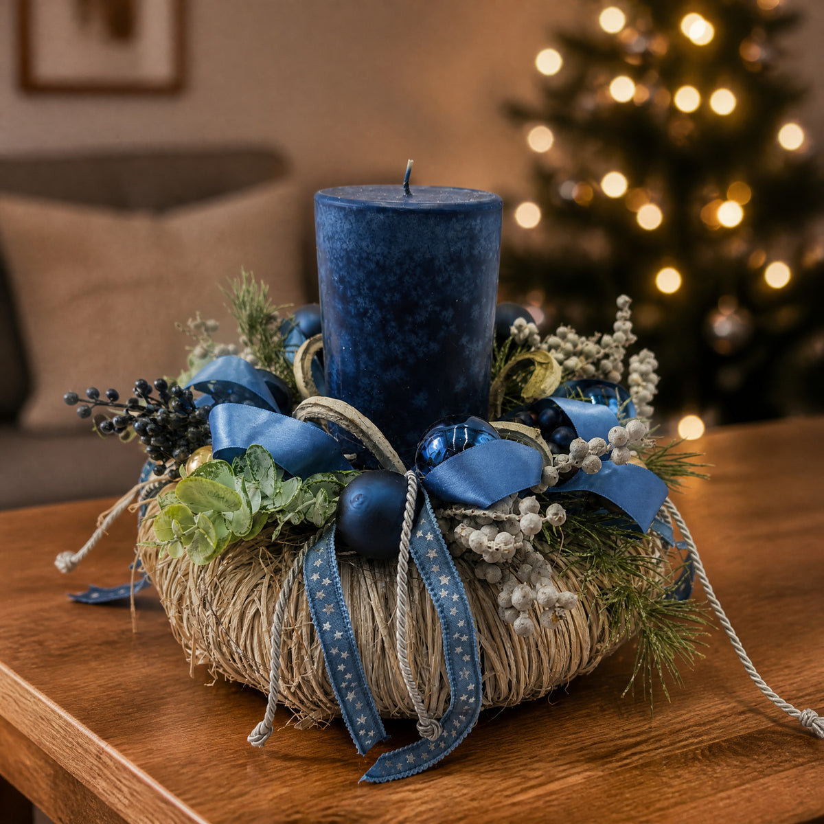 Szene Adventsgesteck blaue Kerze Kugeln Beeren Schleifen creme
