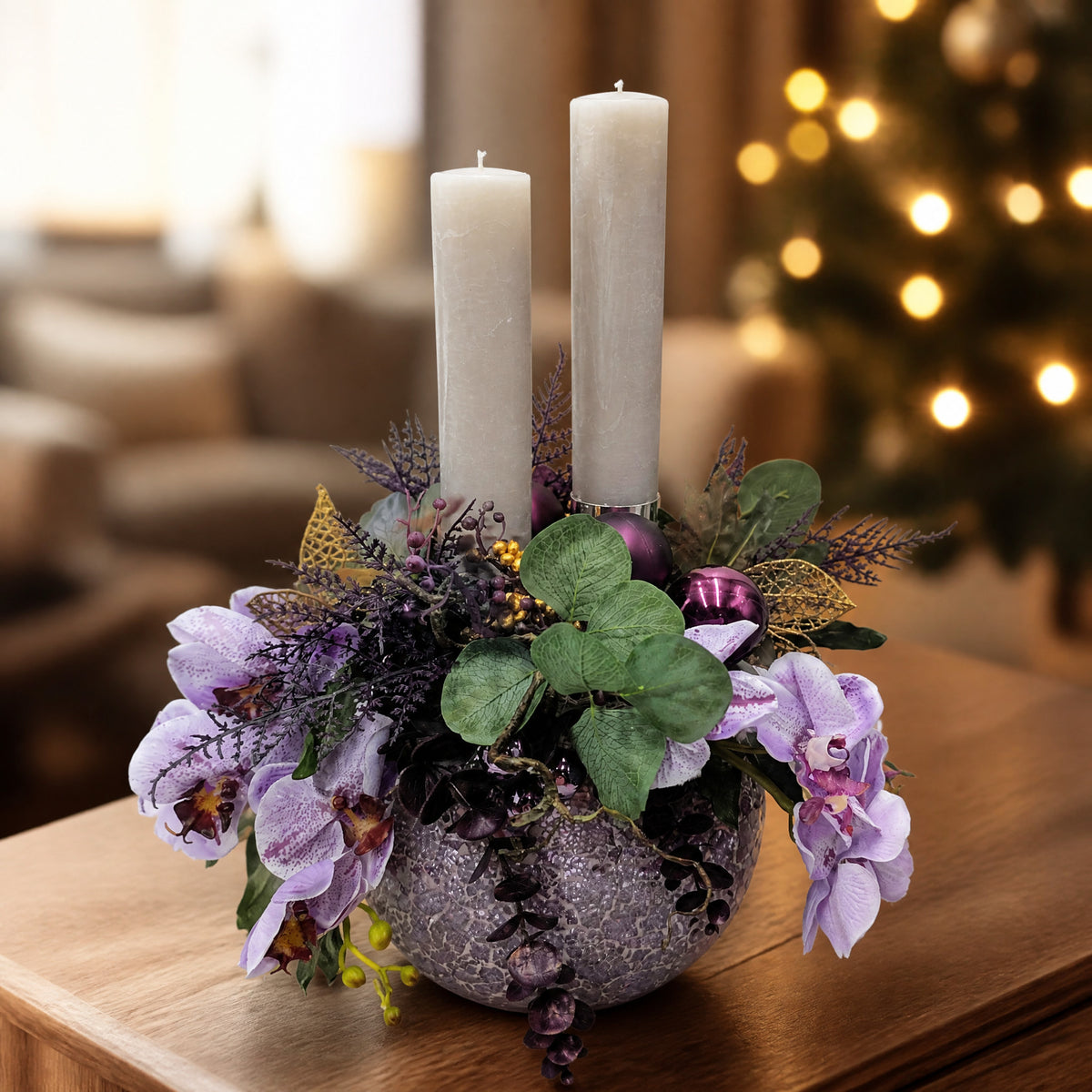 Szene Weihnachtsgesteck Orchideen Kerzen Kugeln lila grau