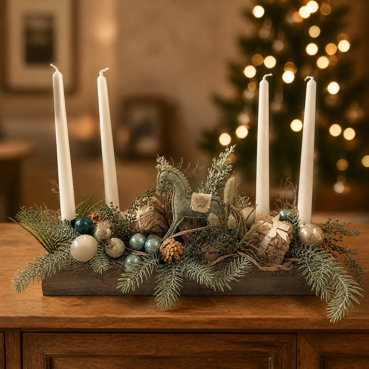 Szene Adventsgesteck Schaukelpferd Kugeln Tanne mint creme
