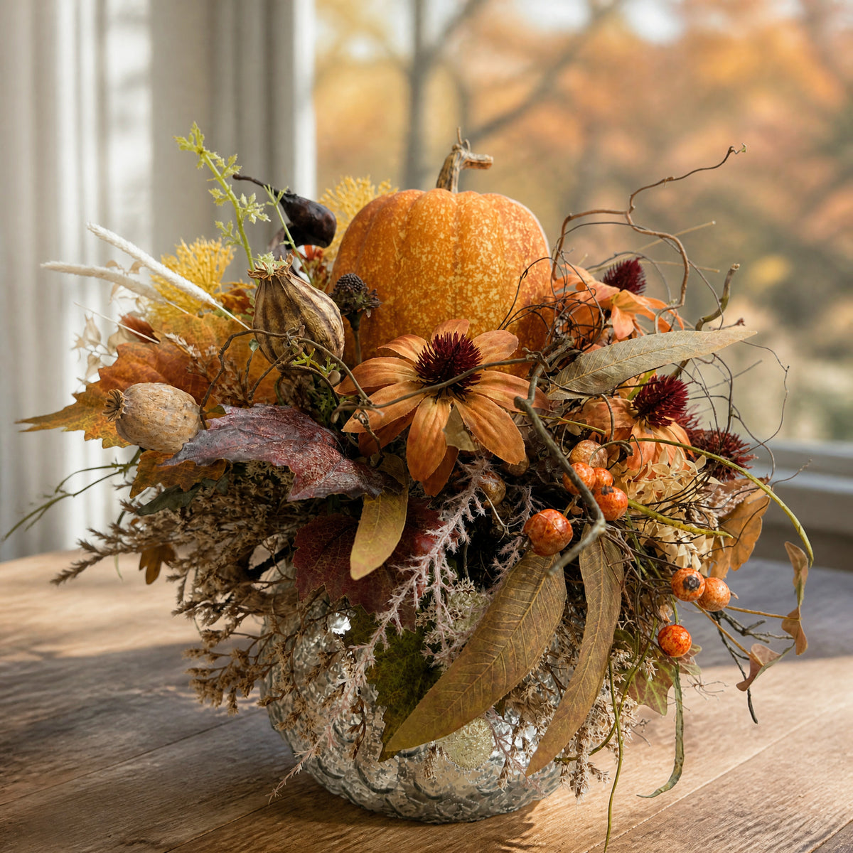 Szene Herbstgesteck Kürbis Blüten Beeren orange silber