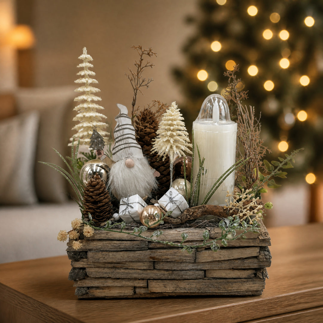 Szene Weihnachtsgesteck Wichtel Bäume Zapfen creme natur