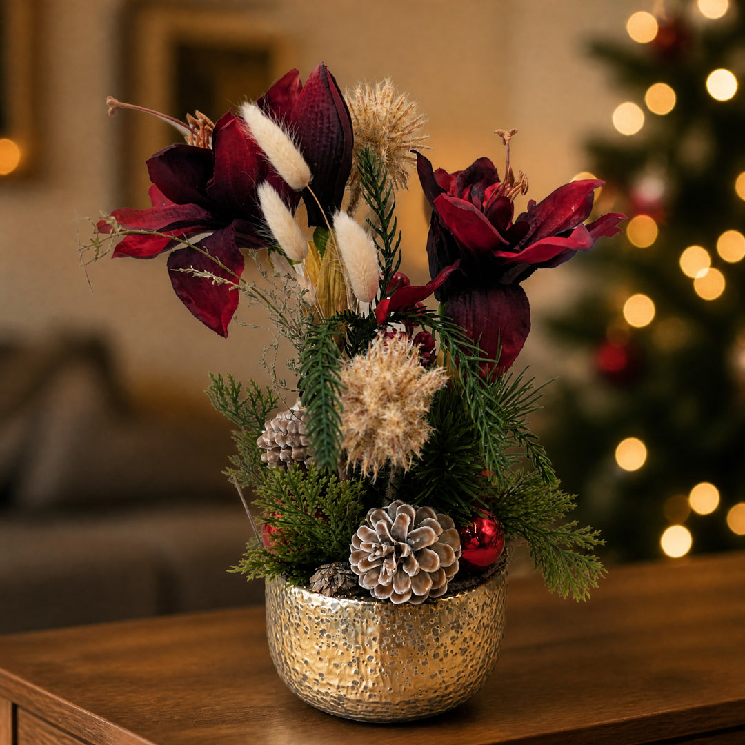 Szene Weihnachtsgesteck Amaryllis Zapfen Tanne rot gold