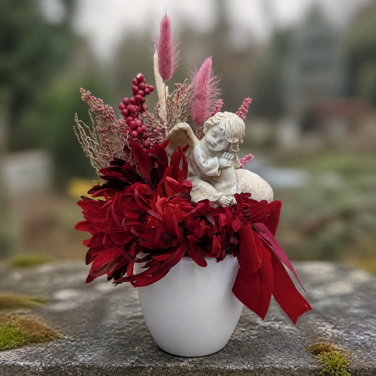 Szene Grabgesteck Engel Chrysanthemen Schleife rot rosa