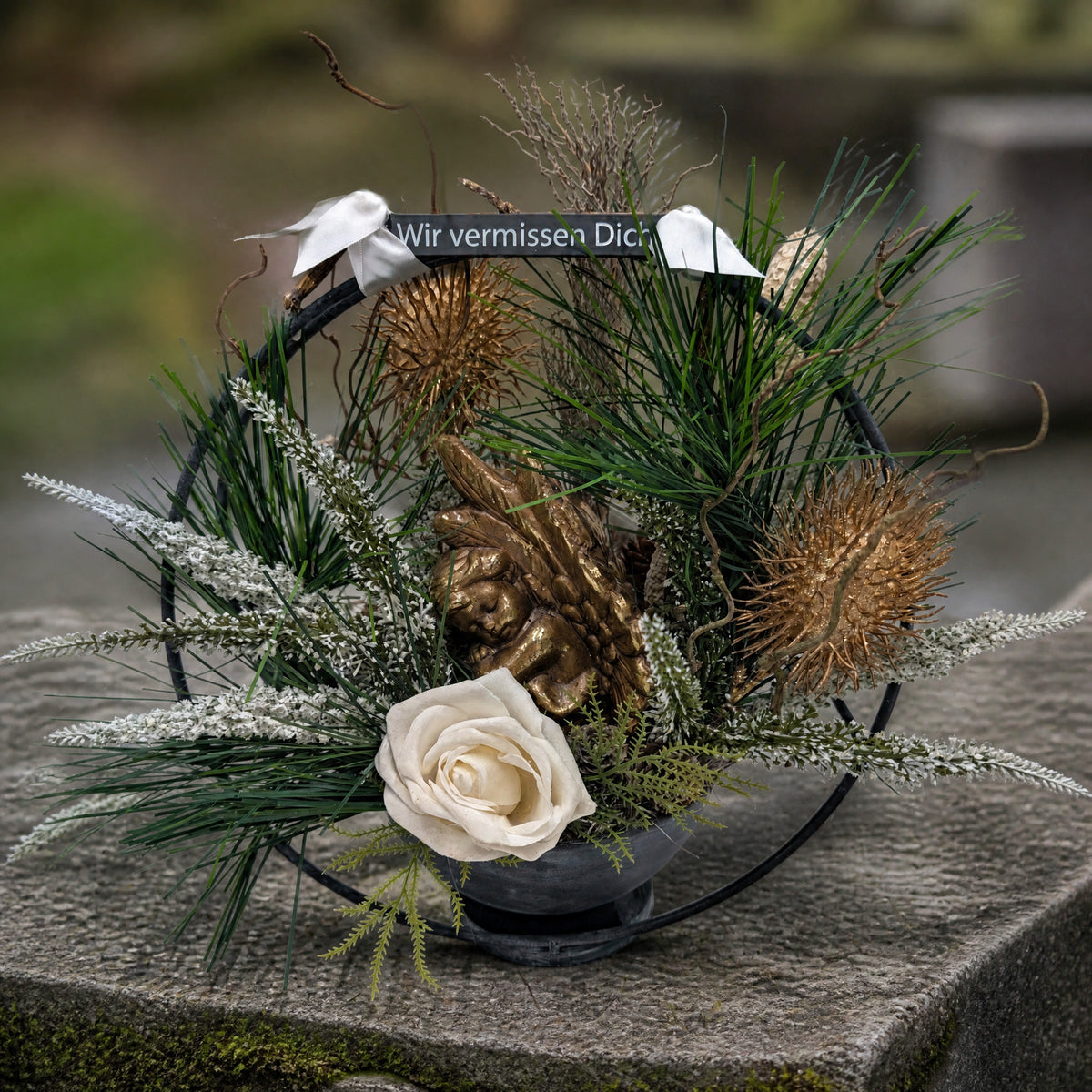 Szene Grabgesteck Engel Rose Heide gold weiß mit Schild