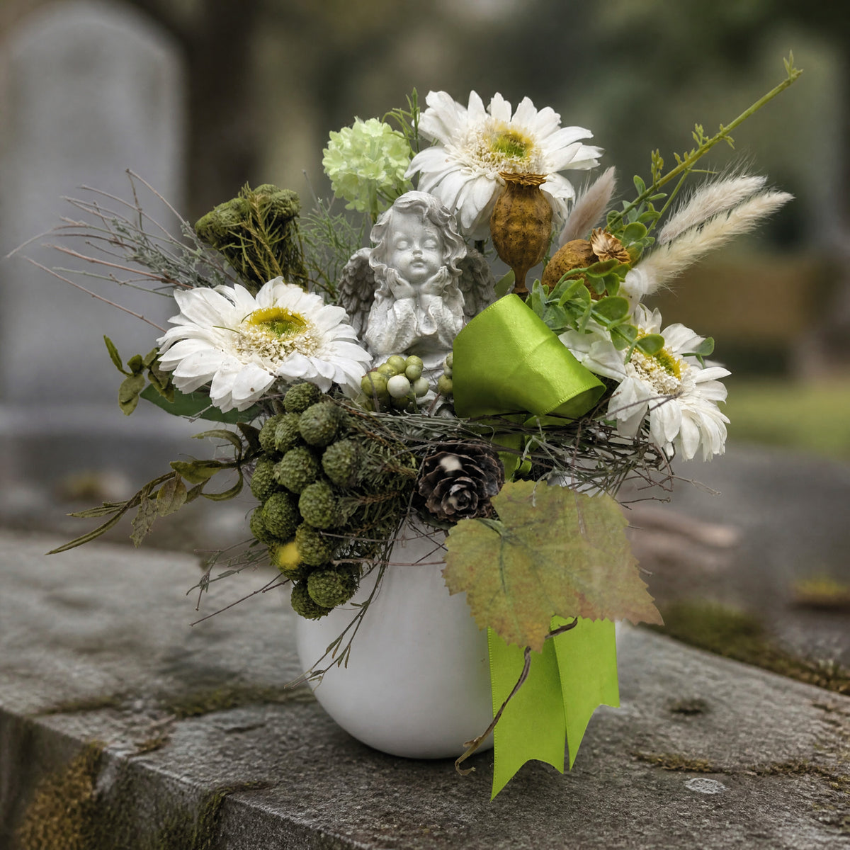 Szene Trauergesteck Engel Gerbera weiß grün im Keramiktopf