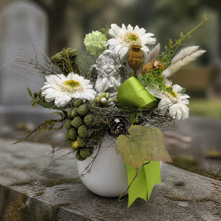 Szene Trauergesteck Engel Gerbera weiß grün im Keramiktopf