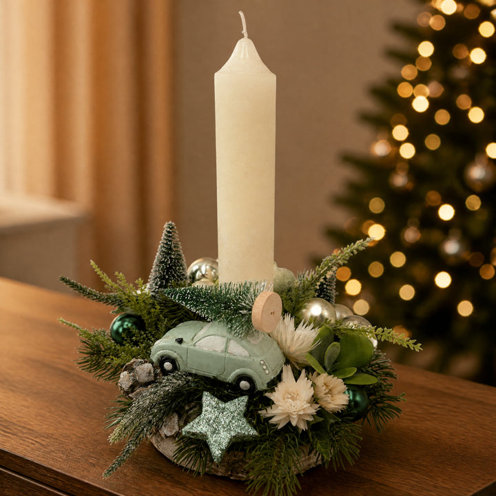 Szene Weihnachtsgesteck Auto Tannenbäumchen Kerze mint creme