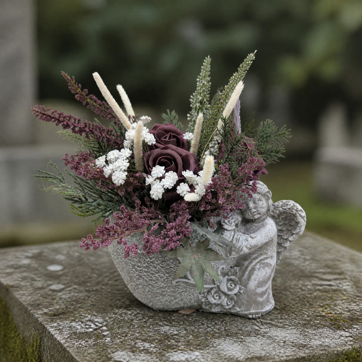 Szene Trauergesteck Engel Rosen Heidekraut lila creme