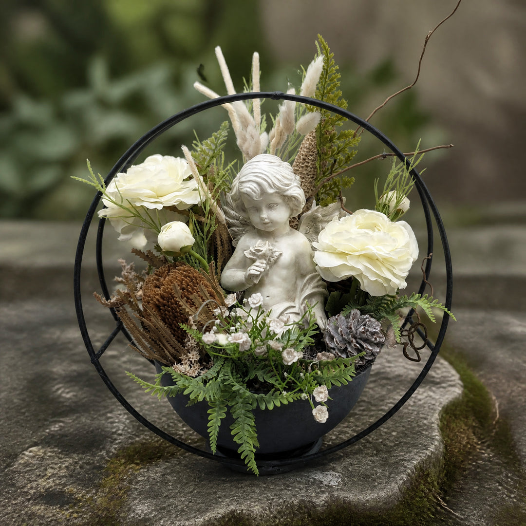 Szene Trauergesteck Engel Rosen weiß creme im Metallring