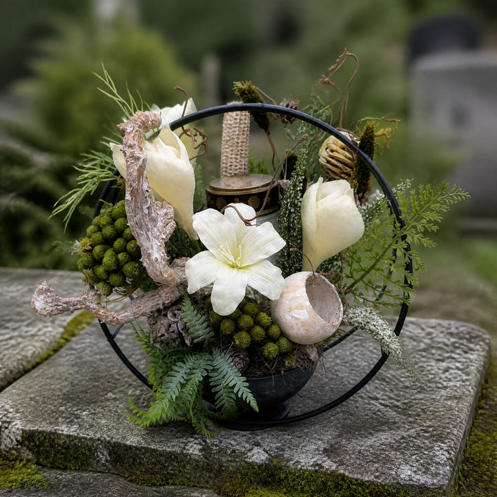 Szene Grabgesteck Grablicht Amaryllis Farn weiß grün