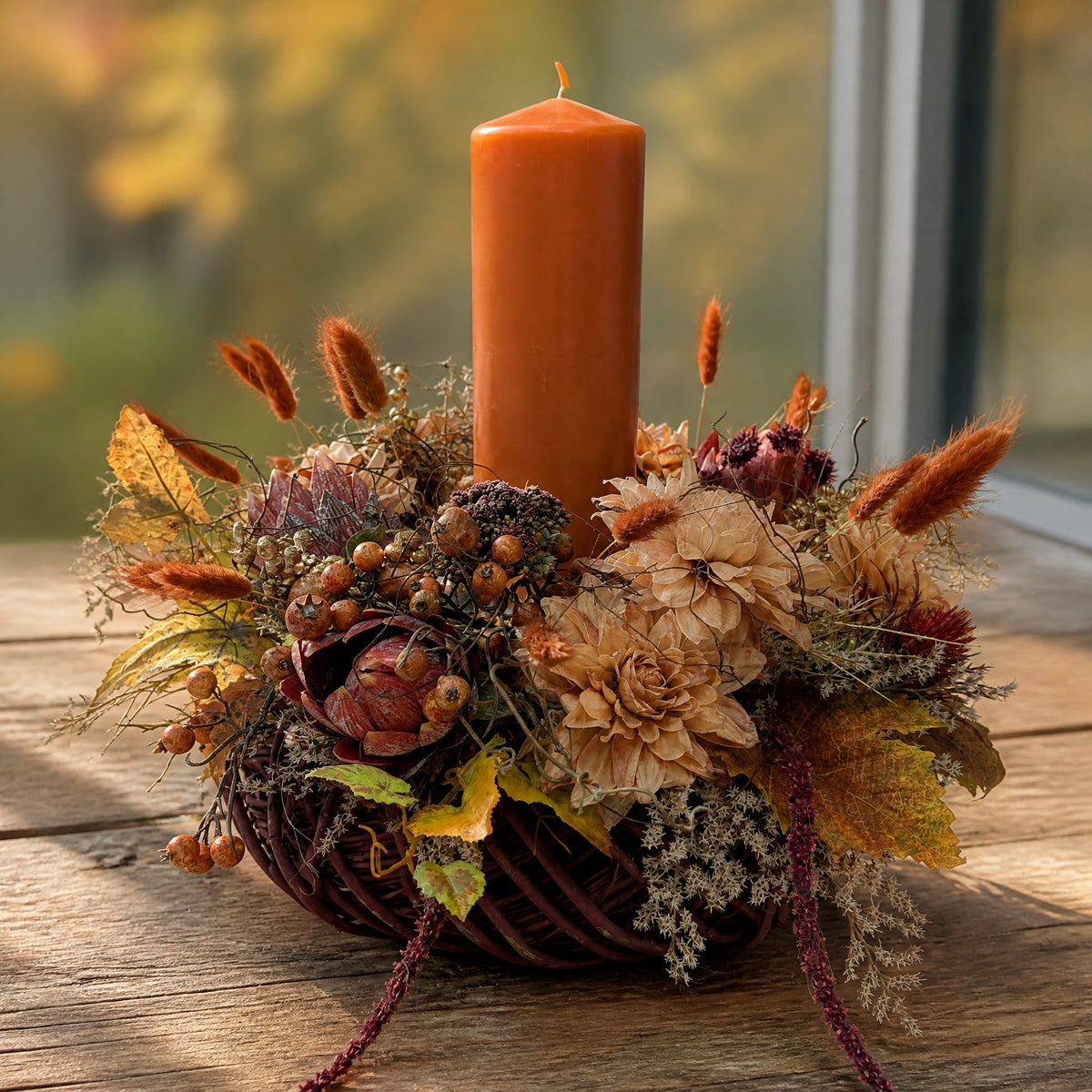 Szene Herbstgesteck Kerze Dahlien Hagebutten Gräser orange dunkelrot