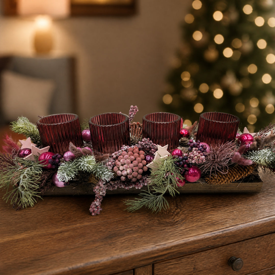 Szene Adventsgesteck lang Teelichtgläser Kugeln Beeren rosa pink
