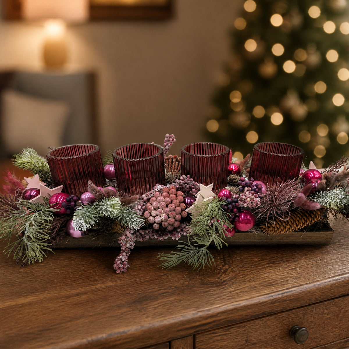Szene Adventsgesteck lang Teelichtgläser Kugeln Beeren rosa pink