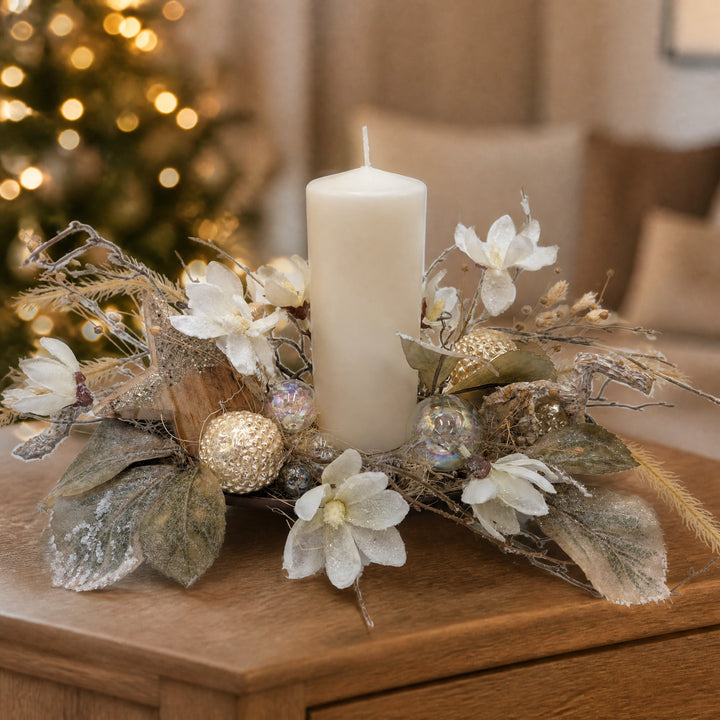 Szene Wintergesteck Magnolien Kugeln Stern creme weiß