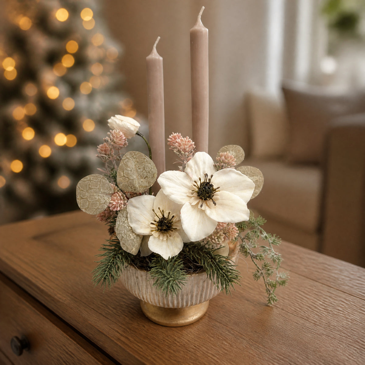 Szene Wintergesteck Christrosen Tanne Kerzen creme rosé