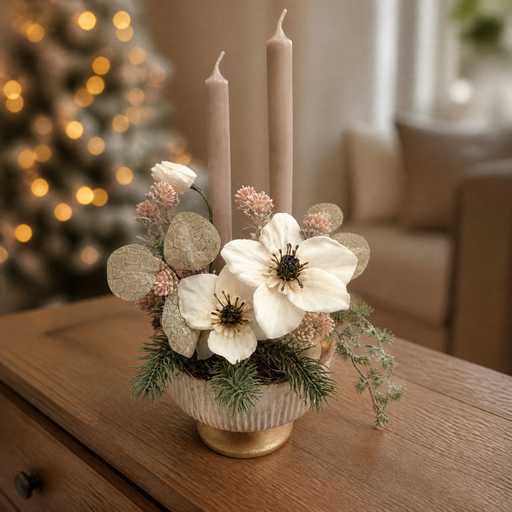 Szene Wintergesteck Christrosen Tanne Kerzen creme rosé