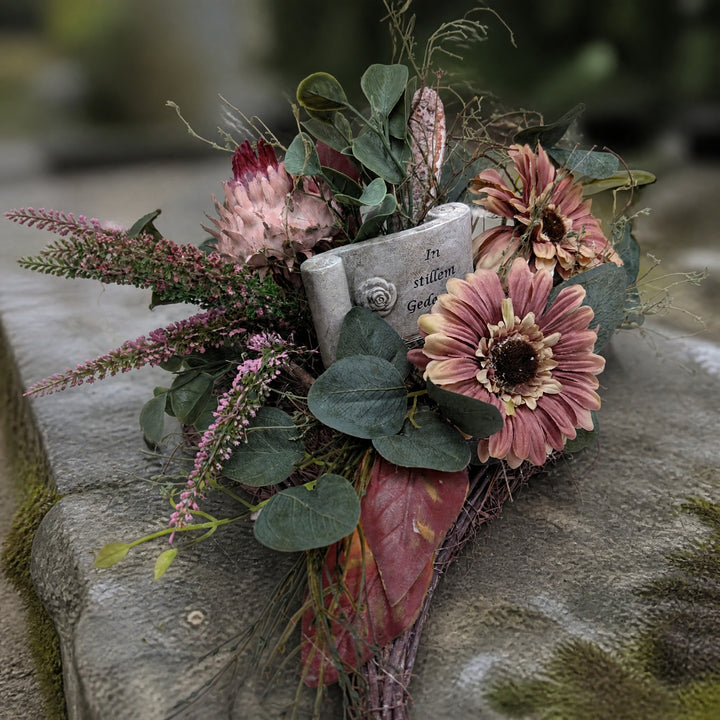 Szene Trauergesteck Gerbera Protea Heide rosa grün