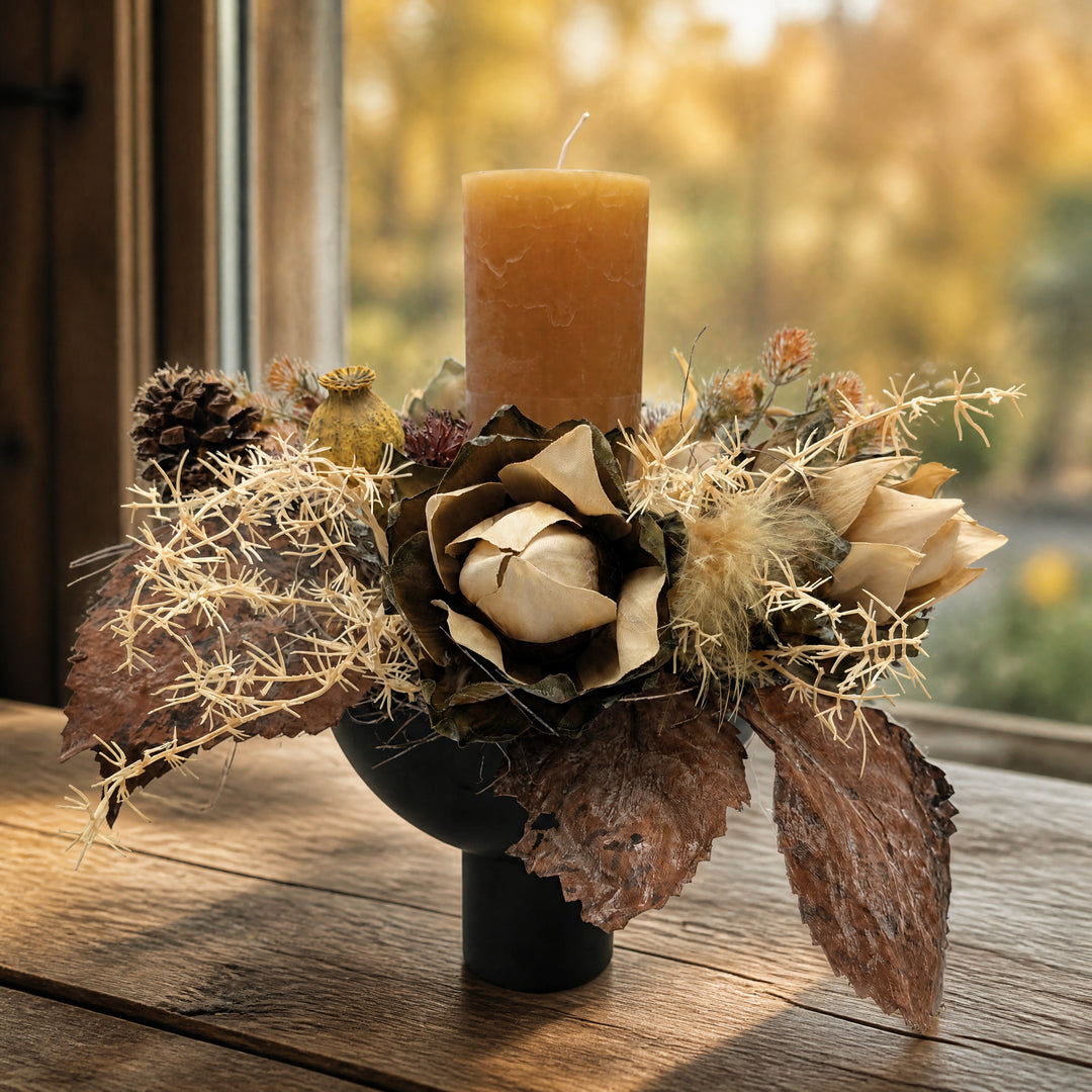 Szene Herbstgesteck Kerze Zapfen Blätter ocker braun
