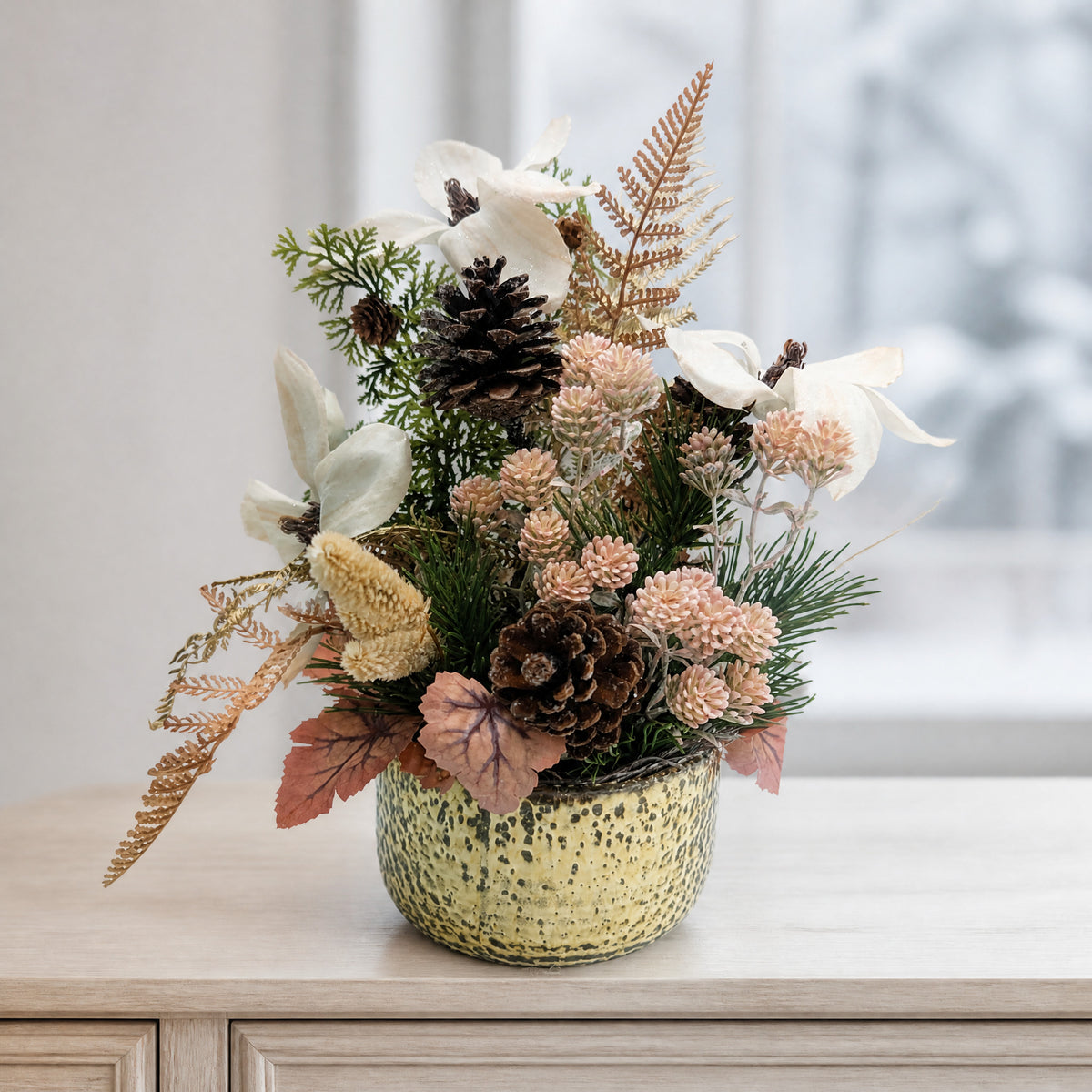 Szene Wintergesteck Magnolien Zapfen Farn creme rosa