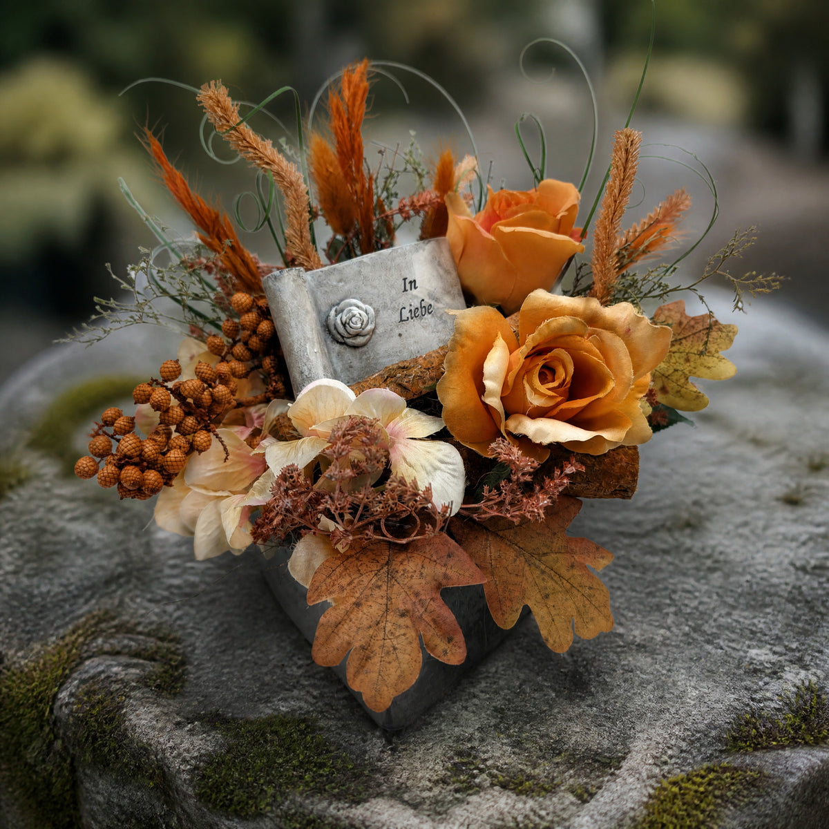 Szene Trauergesteck Rosen Gräser Eichenlaub In Liebe orange creme