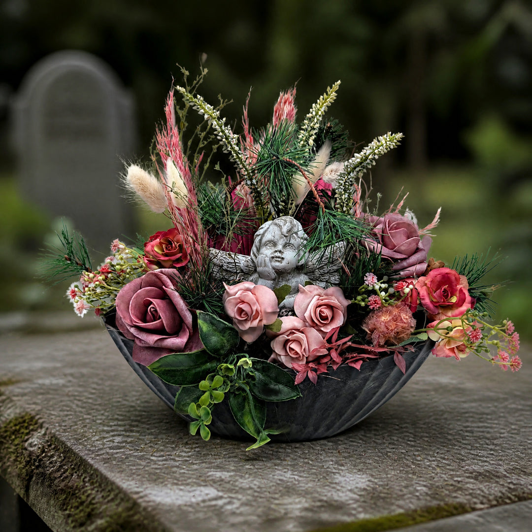 Szene Trauergesteck Engel Rosen Heide rosa grau